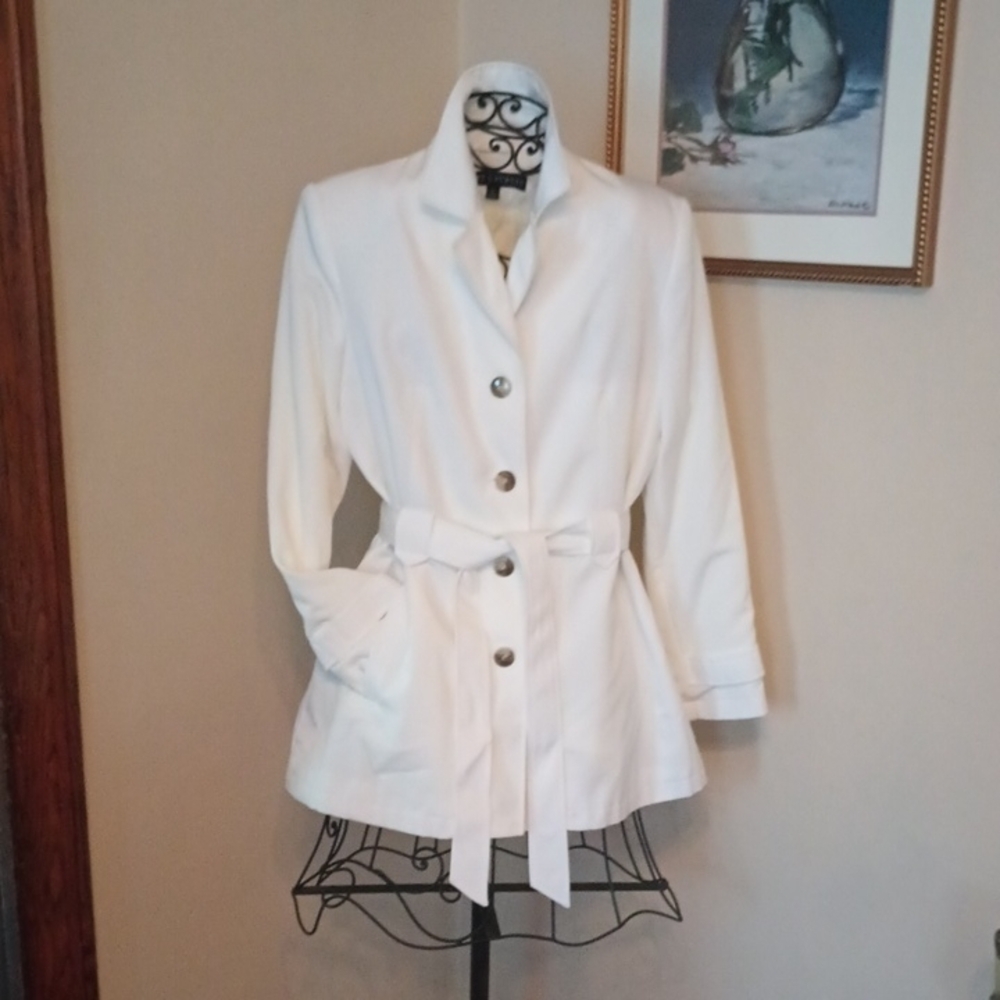 White Trench Coat with Structured Silhouette and Matching Belt